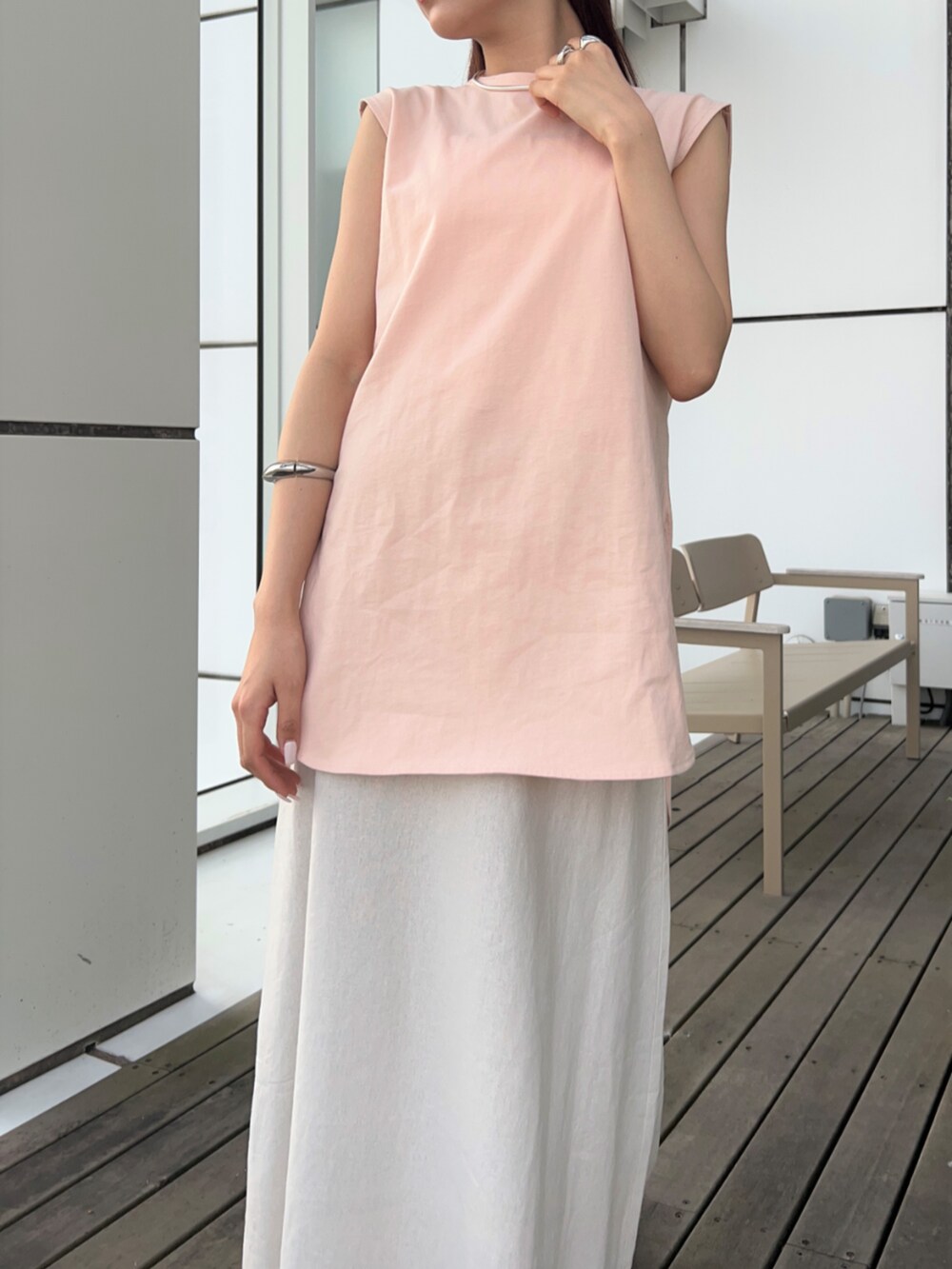 ピンク系のTシャツ/カットソー、ホワイト系のスカートを着用したレディースの春コーディネートの5枚目の写真