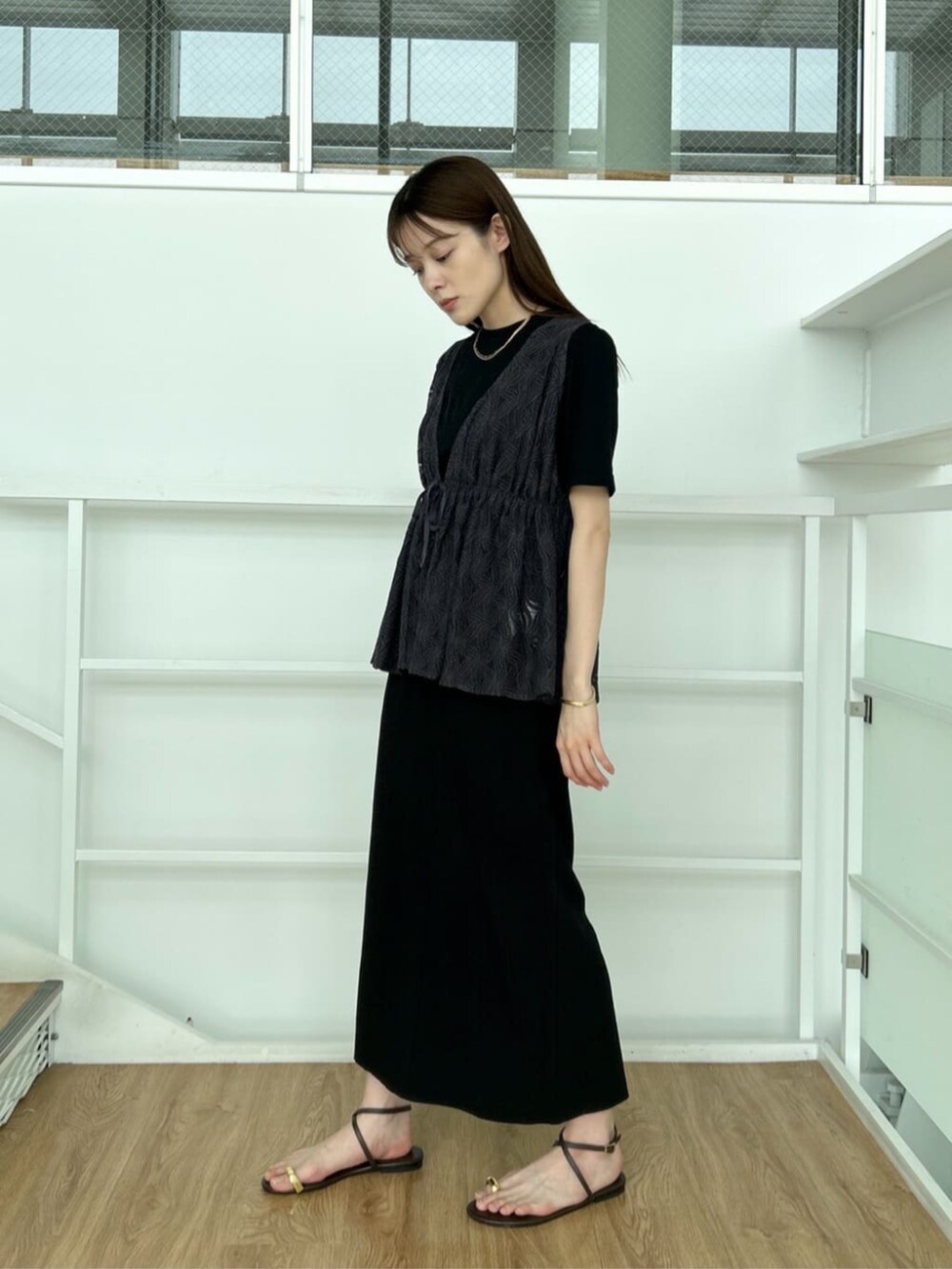 ブラック系のシャツ/ブラウス、ブラック系のTシャツ/カットソー、ブラック系のスカートを着用したレディースの夏コーディネートの3枚目の写真