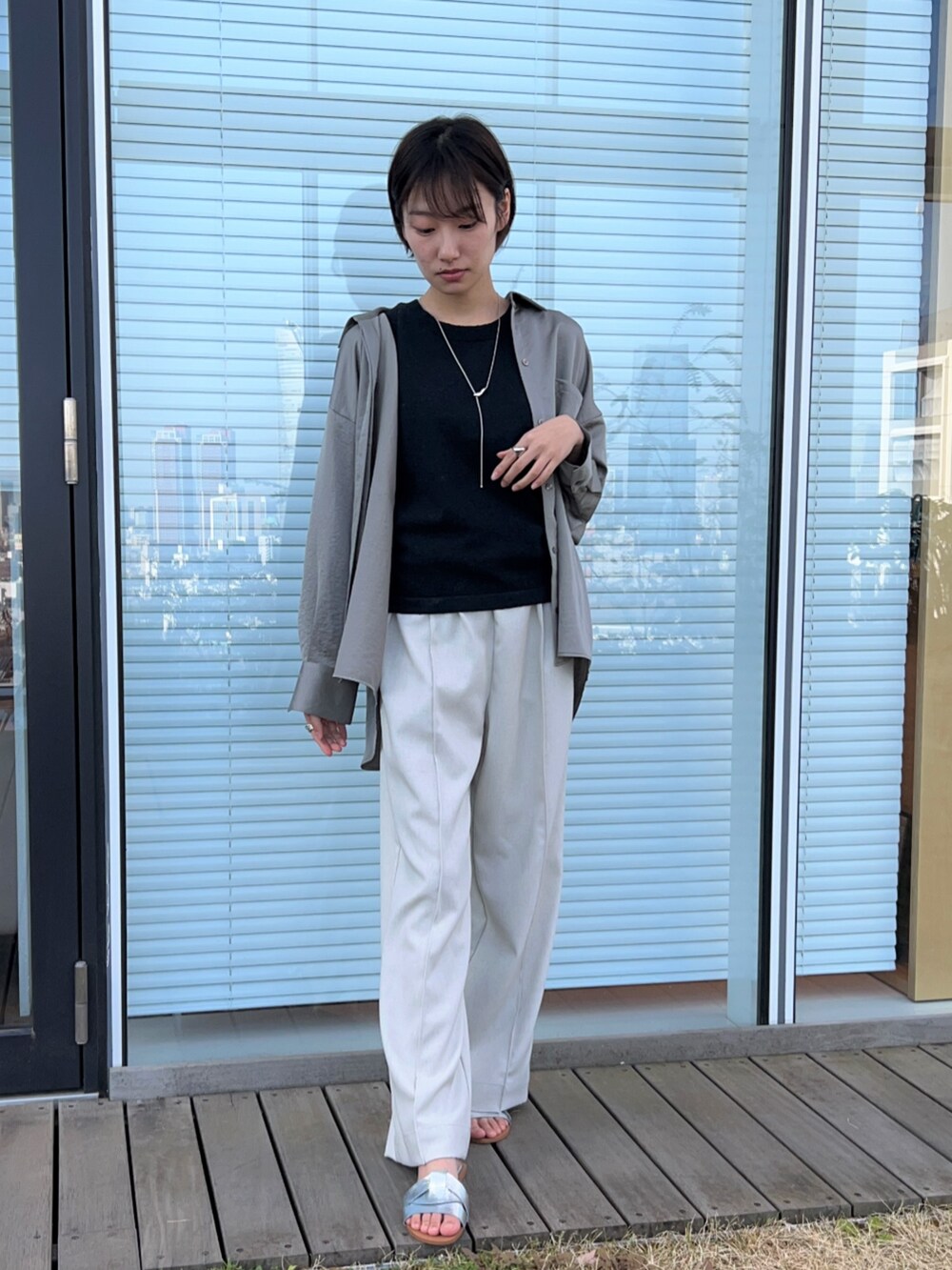 グリーン系のその他パンツ、ブラック系のタンクトップ、グリーン系のシャツ/ブラウスを着用したレディースの春コーディネートの3枚目の写真