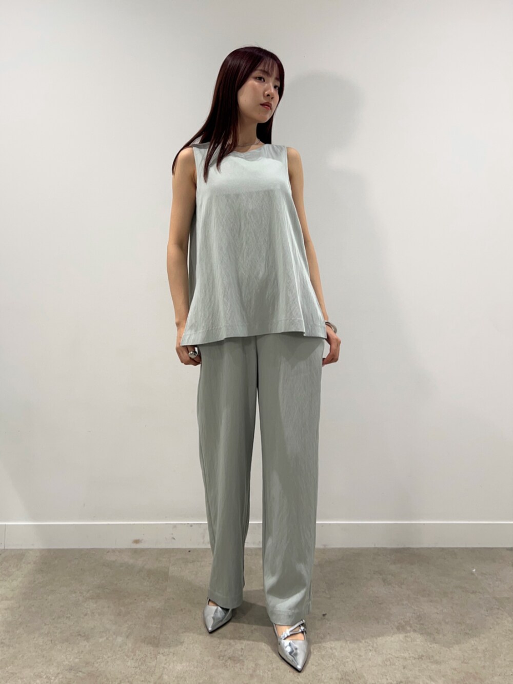 グリーン系のその他パンツ、グリーン系のシャツ/ブラウス、ホワイト系のカーディガン/ボレロを着用したレディースの春コーディネートの2枚目の写真