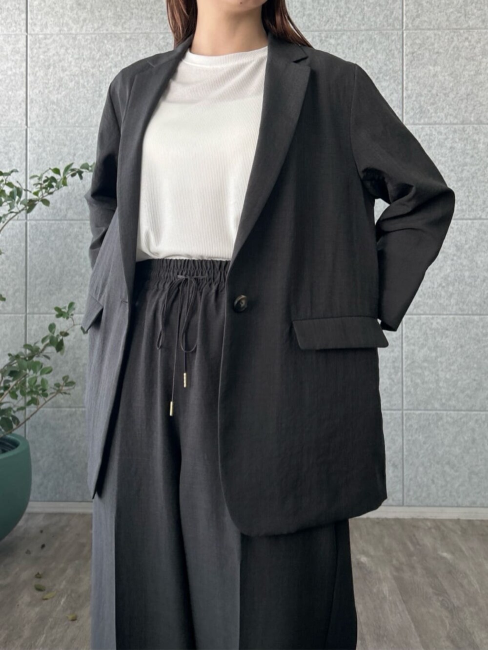 ブラック系のその他パンツ、ブラック系のテーラードジャケットを着用したレディースの夏コーディネートの6枚目の写真
