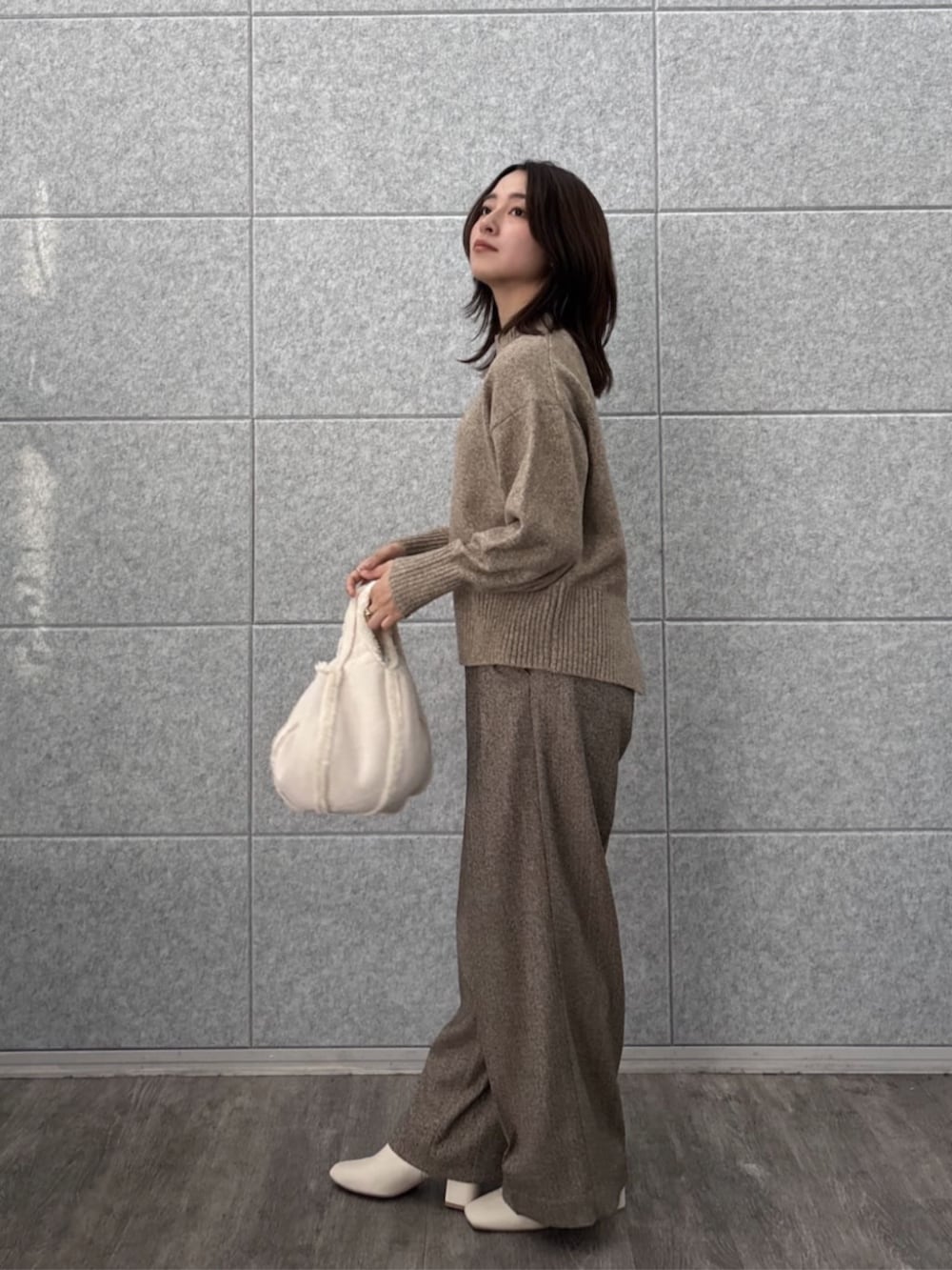ブラウン系のその他パンツ、ベージュ系のニット/セーターを着用したレディースの冬コーディネートの4枚目の写真