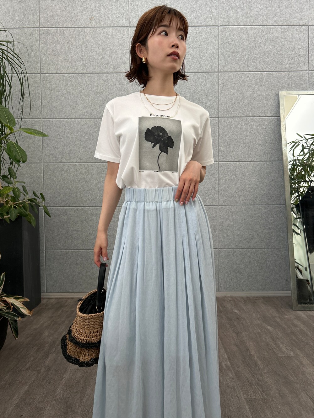 ブルー系のその他パンツを着用したレディースの夏コーディネートの5枚目の写真