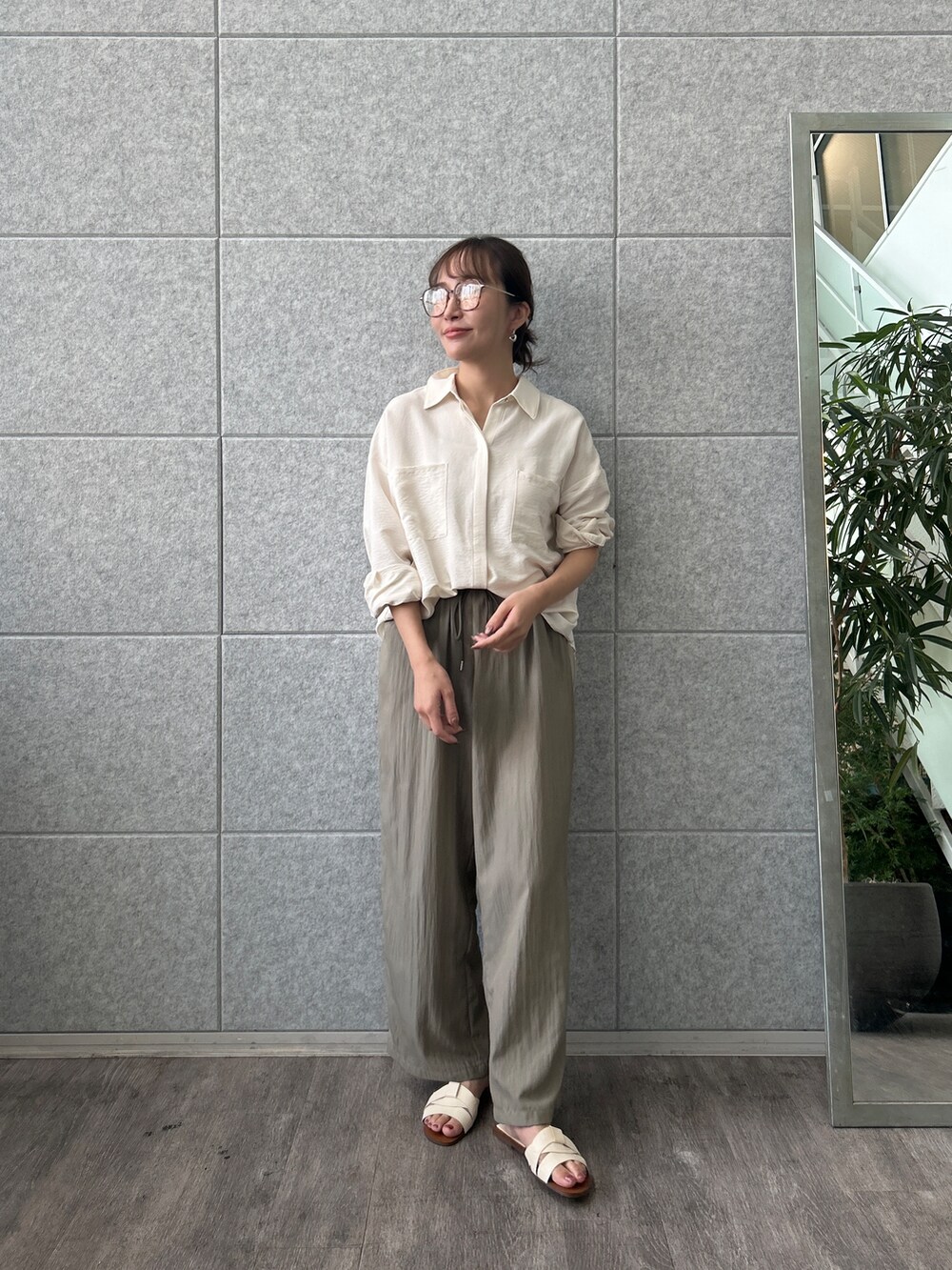 グリーン系のその他パンツを着用したレディースの夏コーディネートの2枚目の写真