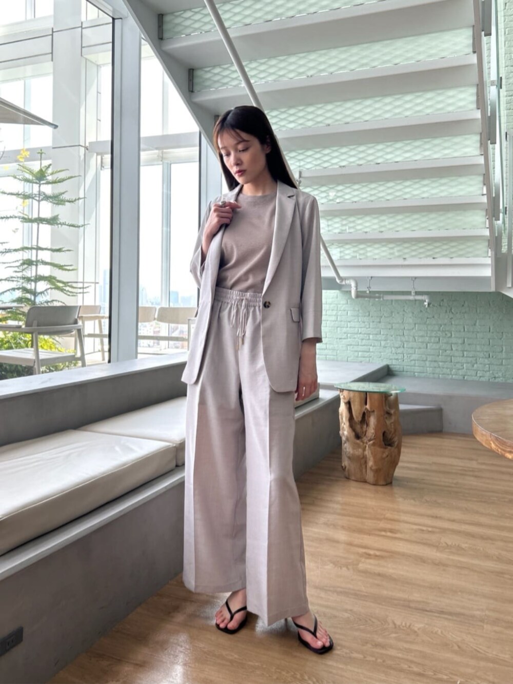 グレー系のその他パンツ、グレー系のテーラードジャケット、ブラウン系のTシャツ/カットソーを着用したレディースの夏コーディネートの3枚目の写真