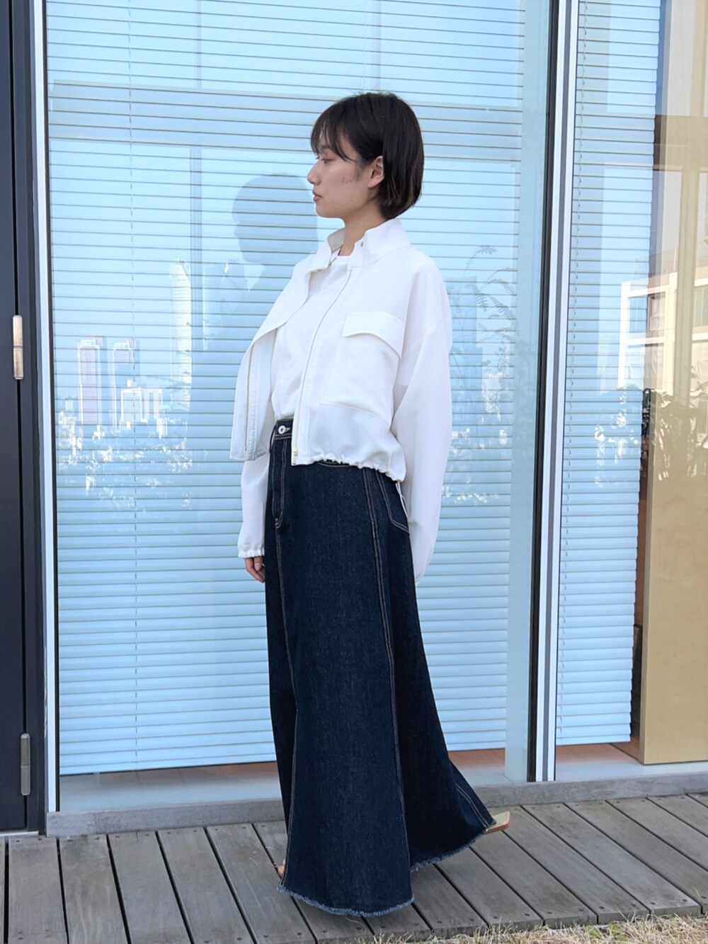 「ジャケット、春色、レイヤードスタイル、オトナカジュアル、シンプルスタイル、大人女子、大人コーデ、大人可愛い、スカートコーデ、ラクチンコーデ、デニム、ホワイトコーデ、春アウター」｜「cloencのコットンデニムスカート（デニムスカート、ブルー系）」を使った、cloencさん（レディース・158cm）の春コーディネートの4枚目の写真