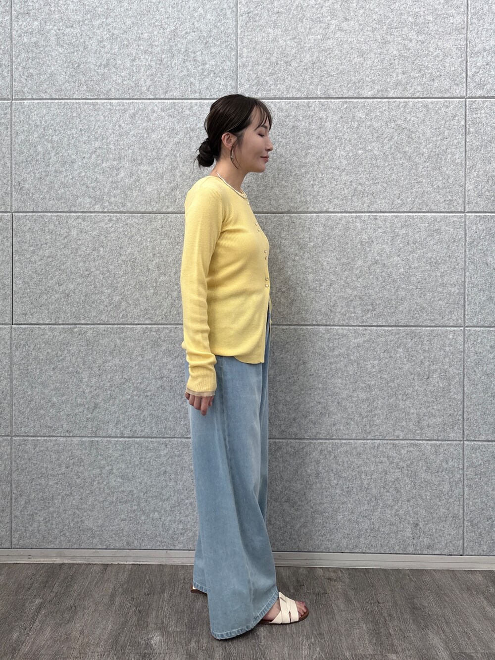 イエロー系のカーディガン/ボレロ、ブルー系のデニムパンツを着用したレディースの夏コーディネートの4枚目の写真