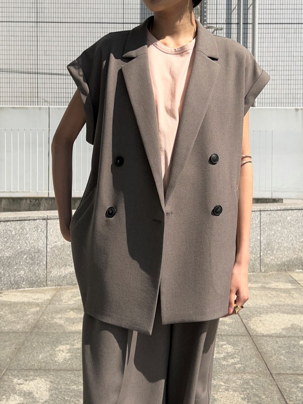 ブラウン系のテーラードジャケット、ブラウン系のその他パンツ、ピンク系のTシャツ/カットソーを着用したレディースの春コーディネートの6枚目の写真