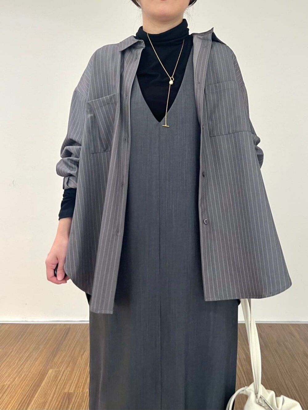 グレー系のシャツ/ブラウス、グレー系のワンピース、ブラック系のTシャツ/カットソーを着用したレディースの秋コーディネートの4枚目の写真