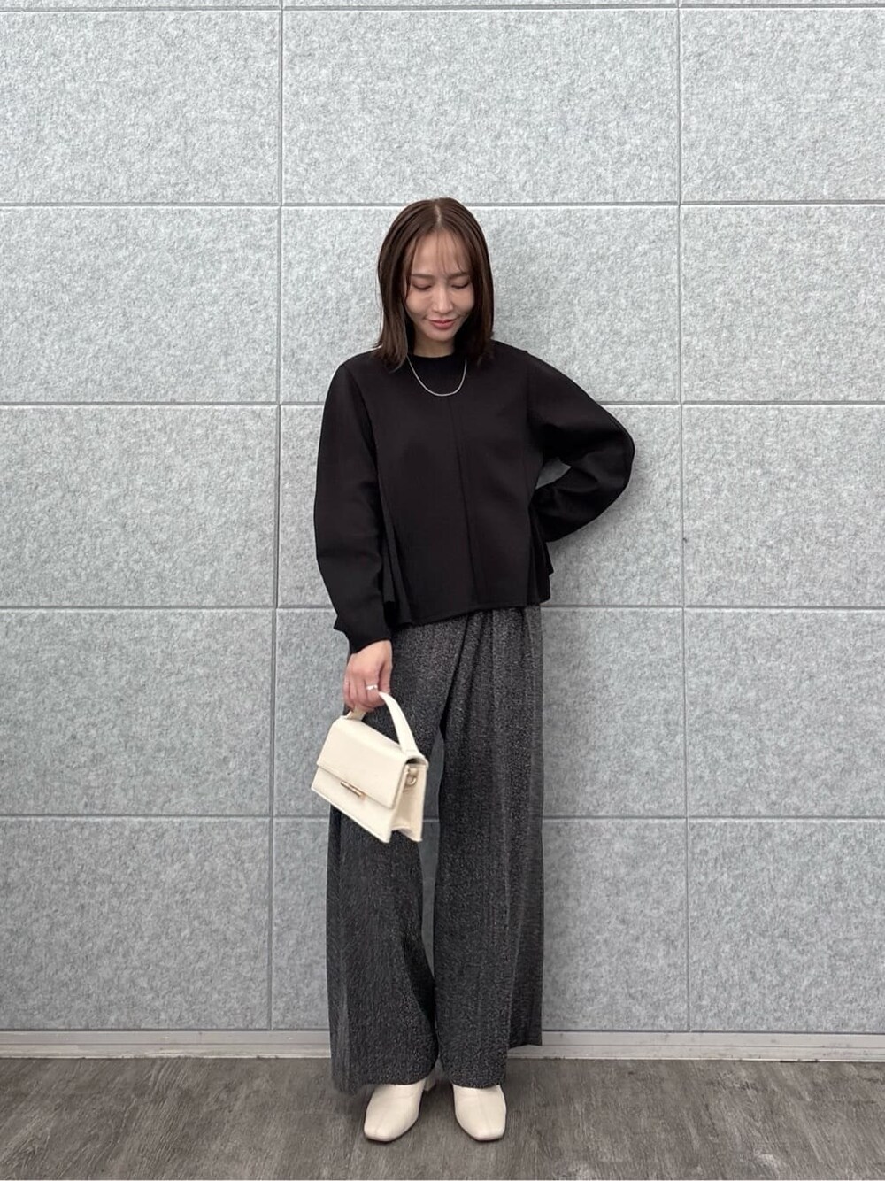 ブラック系のTシャツ/カットソー、ブラック系のその他パンツを着用したレディースの秋コーディネートの2枚目の写真