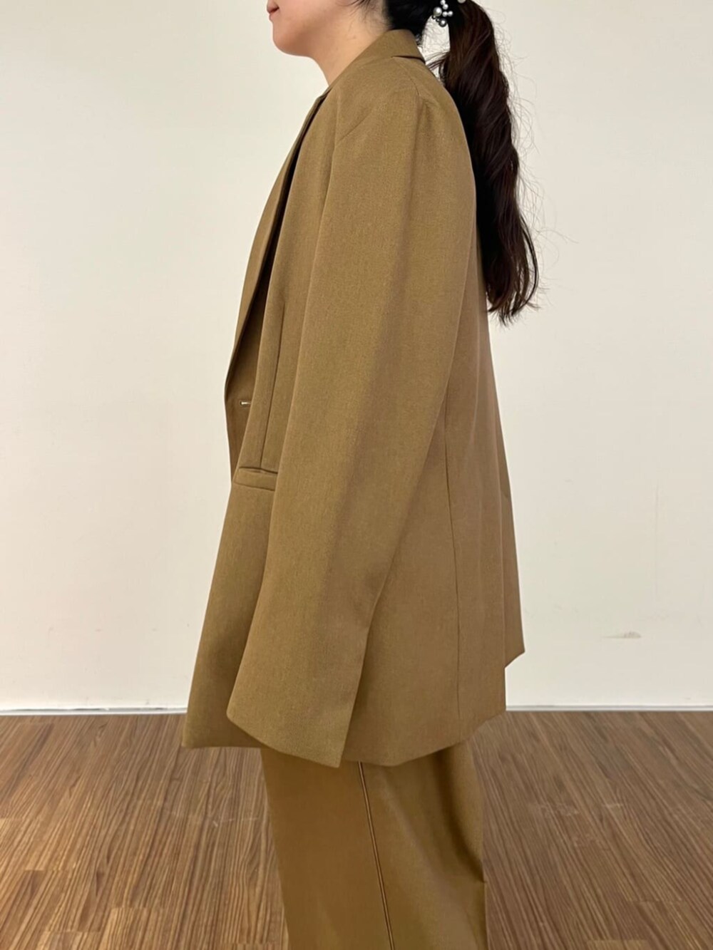 ブラック系のニット/セーター、イエロー系のその他パンツ、イエロー系のテーラードジャケットを着用したレディースの秋コーディネートの6枚目の写真