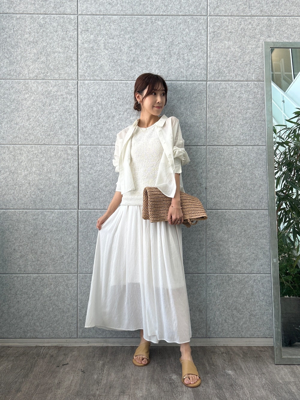 ホワイト系のシャツ/ブラウス、ホワイト系のその他パンツを着用したレディースの夏コーディネートの2枚目の写真