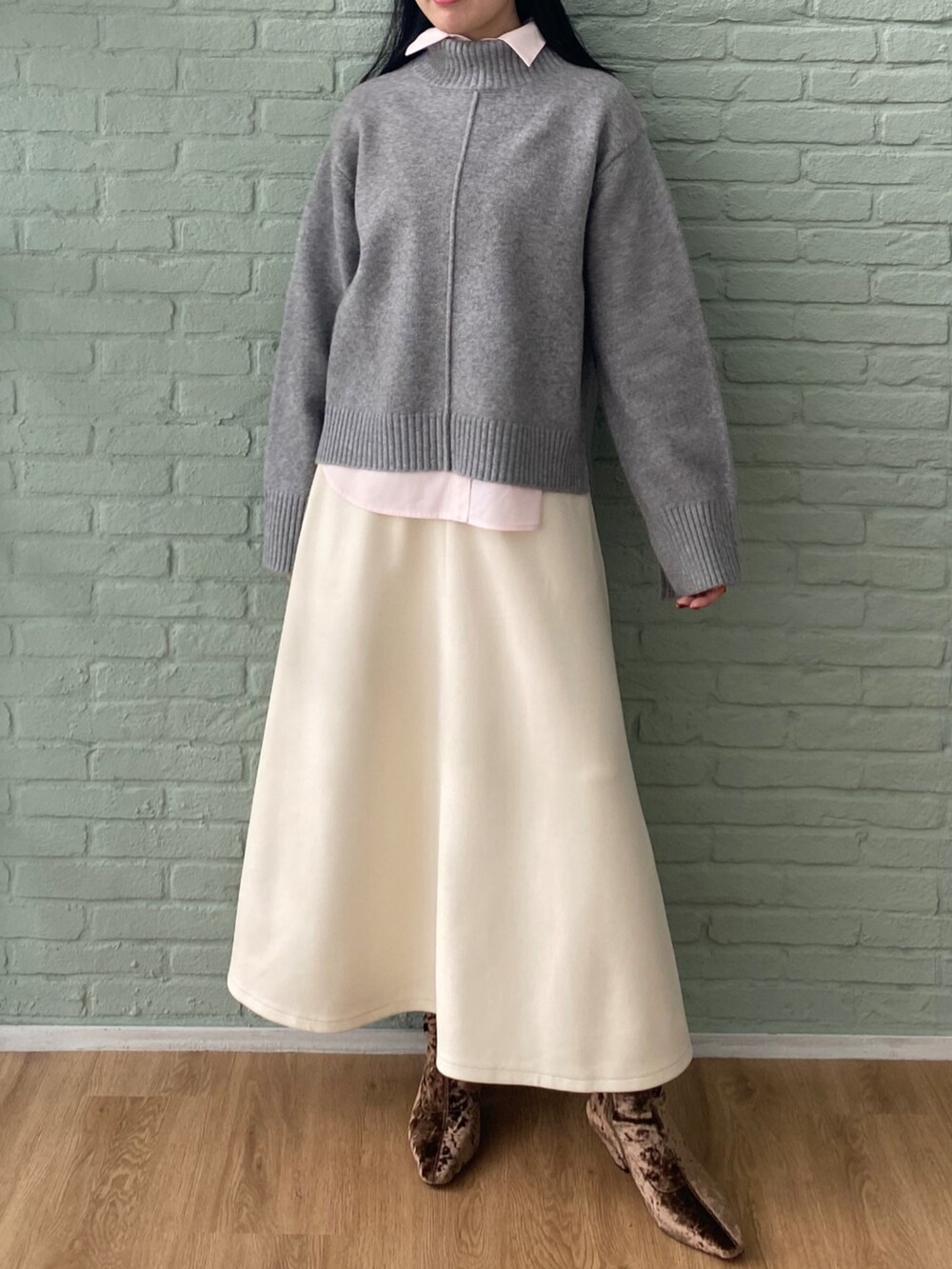 ホワイト系のスカート、グレー系のニット/セーター、ピンク系のシャツ/ブラウスを着用したレディースの秋コーディネートの2枚目の写真