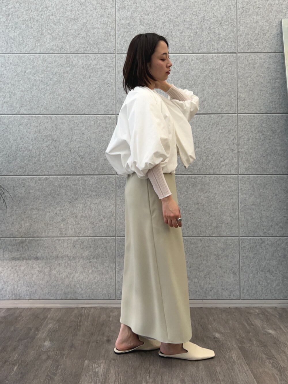 ホワイト系のTシャツ/カットソー、ベージュ系のワンピース、ホワイト系のブルゾンを着用したレディースの春コーディネートの4枚目の写真