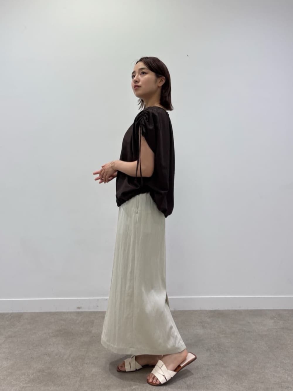 「ノースリーブ、休日スタイル、おでかけコーデ、楽チンコーデ、きれいめコーディネート、スカートスタイル、ブラウン、夏コーデ、シャツスタイル、お出かけコーデ、タイトスカート」｜「cloencの【セットアップ／通勤／マシンウォッシュ】レーヨンツイルIラインスカート（スカート、ベージュ系）」を使った、cloencさん（レディース・158cm）の夏コーディネートの2枚目の写真