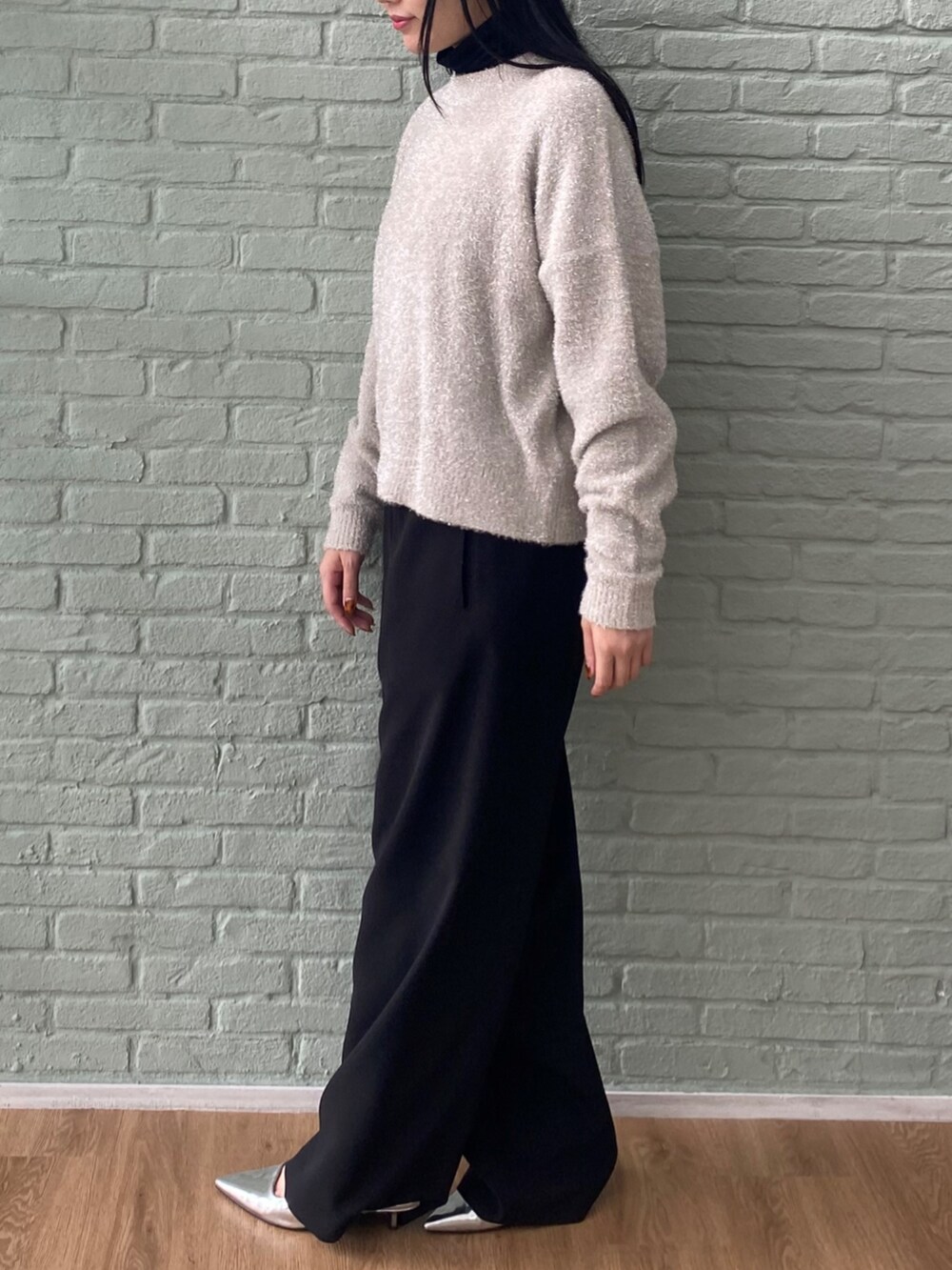 ブラック系のTシャツ/カットソー、ブラック系のその他パンツ、ベージュ系のニット/セーターを着用したレディースの秋コーディネートの3枚目の写真