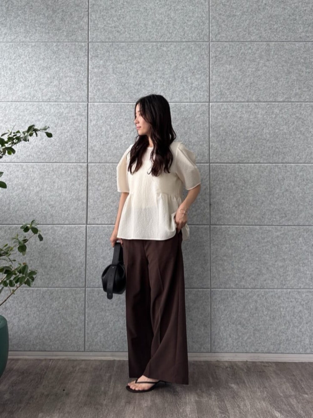 ブラウン系のその他パンツ、ホワイト系のシャツ/ブラウスを着用したレディースの夏コーディネートの5枚目の写真