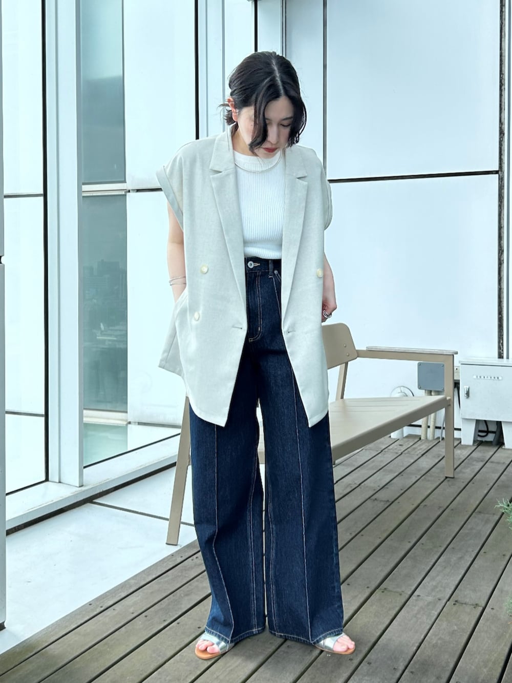 「セットアップ、大人カジュアル、きれいめカジュアル、レイヤードスタイル、淡色コーデ、春夏コーデ、休日スタイル、大人かわいい、大人コーデ、フレアパンツ、デニム、ootd、お出かけコーデ、ジレ、ジャケット」｜「cloencの【美脚パンツ】コットンデニムワイドパンツ（デニムパンツ、ブルー系）」を使った、cloencさん（レディース・157cm）の春コーディネートの5枚目の写真