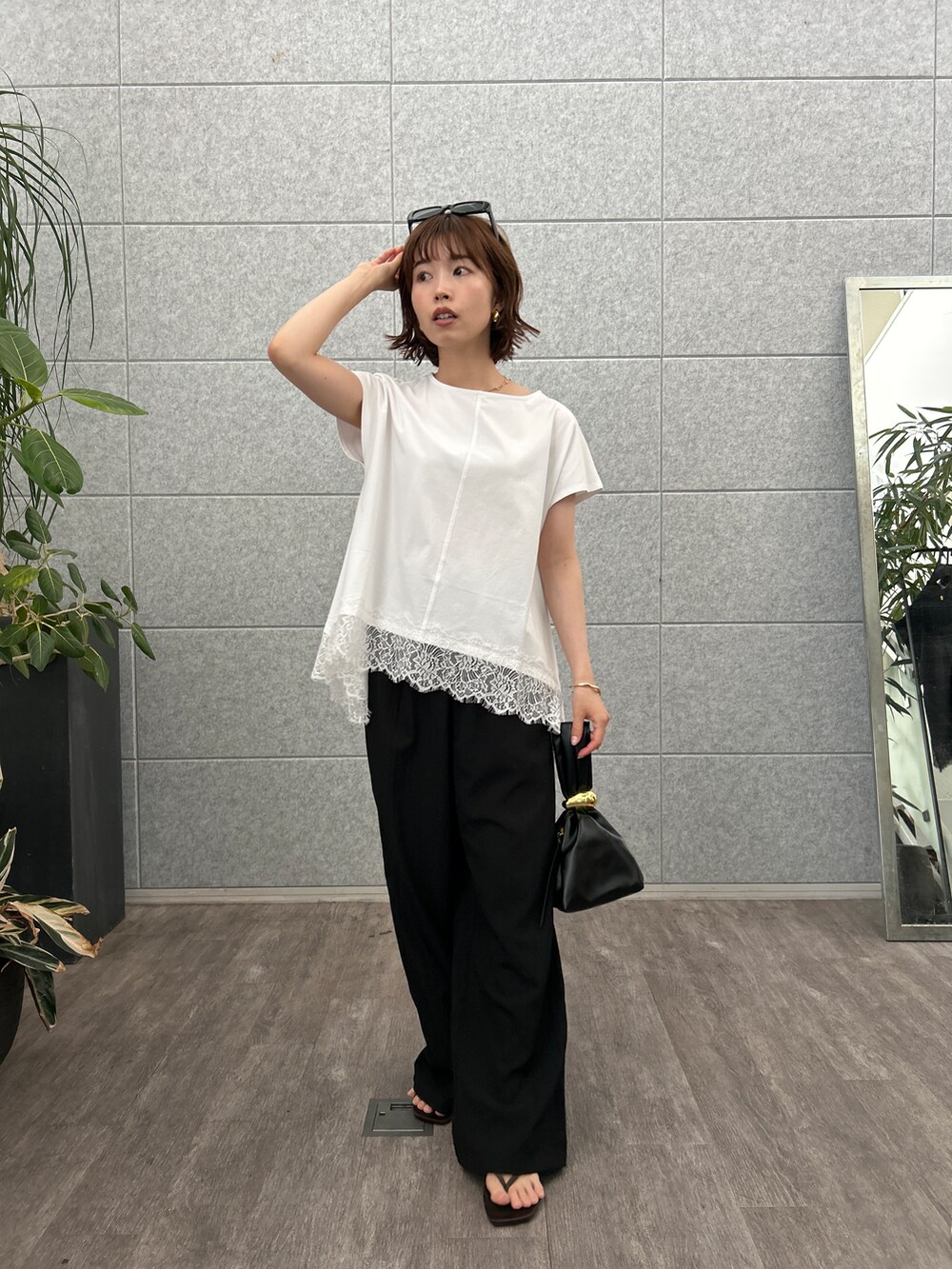 ホワイト系のTシャツ/カットソー、ブラック系のその他パンツを着用したレディースの夏コーディネートの7枚目の写真