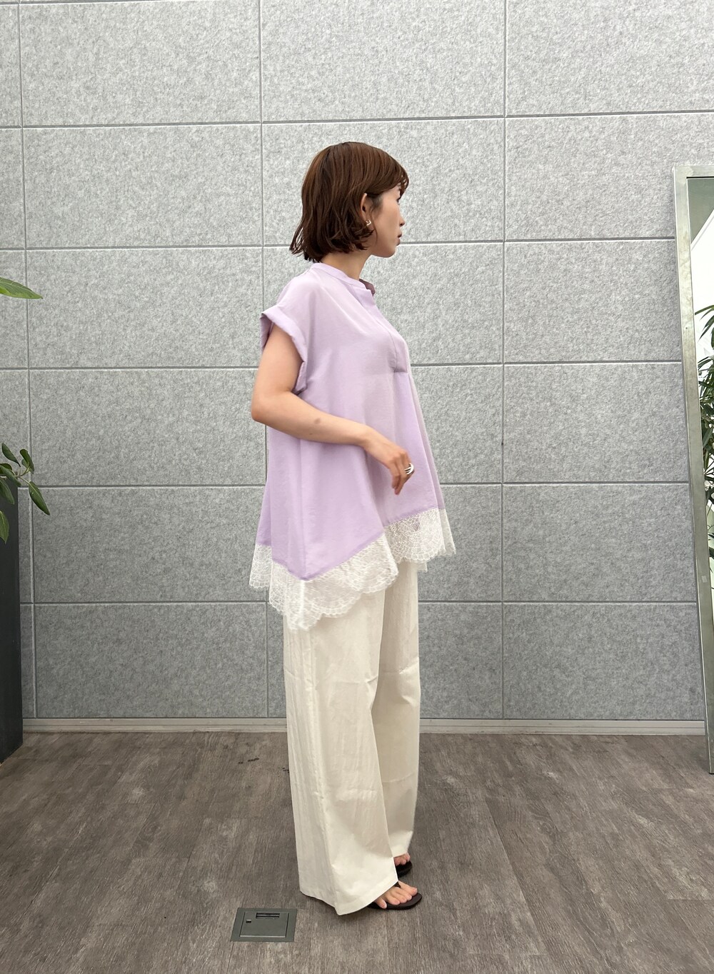 パープル系のシャツ/ブラウス、ホワイト系のその他パンツを着用したレディースの夏コーディネートの4枚目の写真