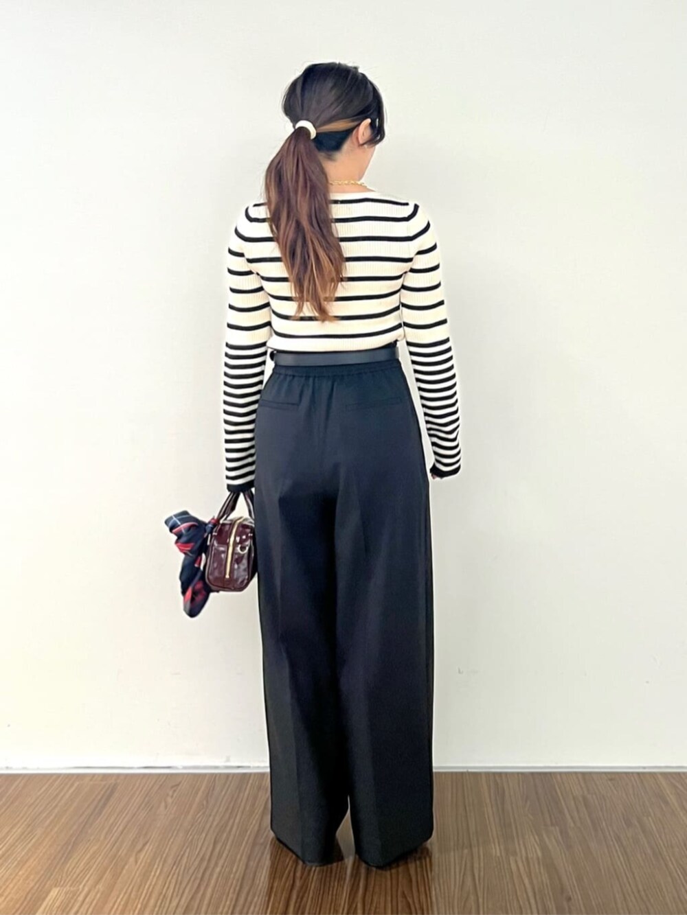 ベージュ系のニット/セーター、ブラック系のその他パンツを着用したレディースの秋コーディネートの4枚目の写真