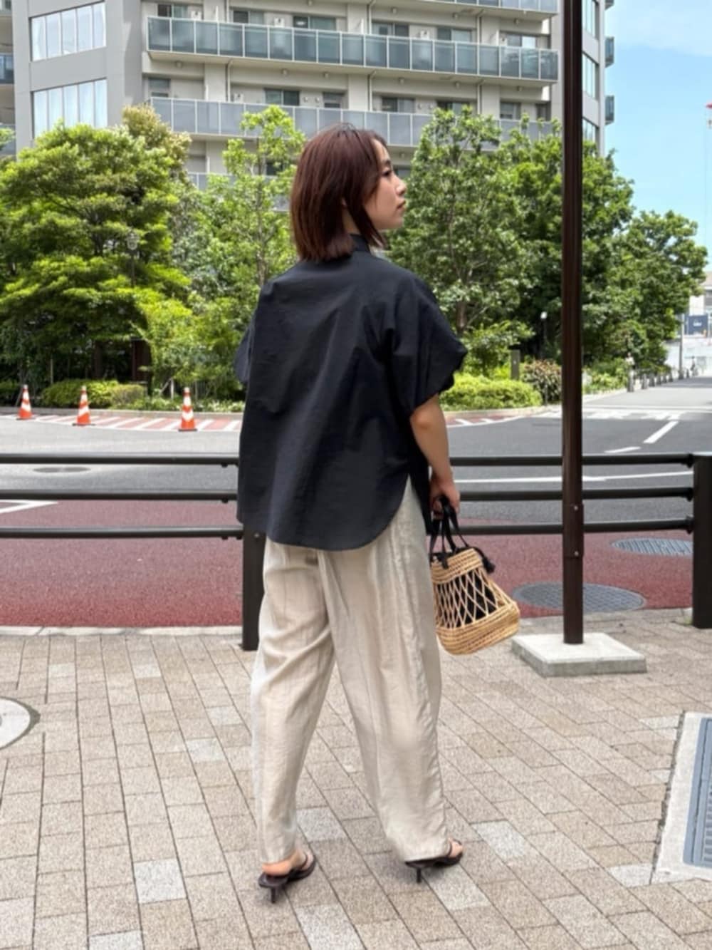 「フリル、半袖シャツ、お出かけコーデ、休日スタイル、おでかけコーデ、オトナカワイイ、きれいめコーディネート、ブラック、シアートップス、ブラックコーデ、フリルブラウス」｜「cloencの【セットアップ／手洗い可】麻混シアータックイージーパンツ（その他パンツ、グリーン系）」を使った、cloencさん（レディース・158cm）の夏コーディネートの3枚目の写真