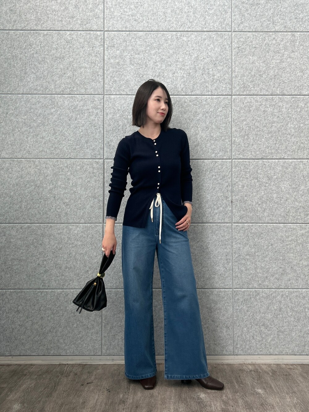 レッド系のカーディガン/ボレロ、ブルー系のデニムパンツを着用したレディースの夏コーディネートの6枚目の写真