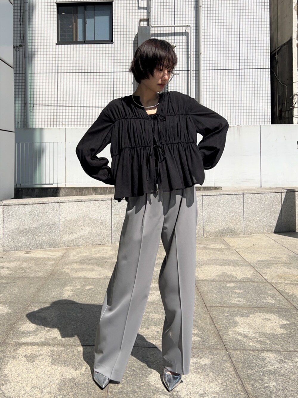 グレー系のその他パンツ、ブラック系のシャツ/ブラウス、ブラック系のタンクトップを着用したレディースの春コーディネートの3枚目の写真