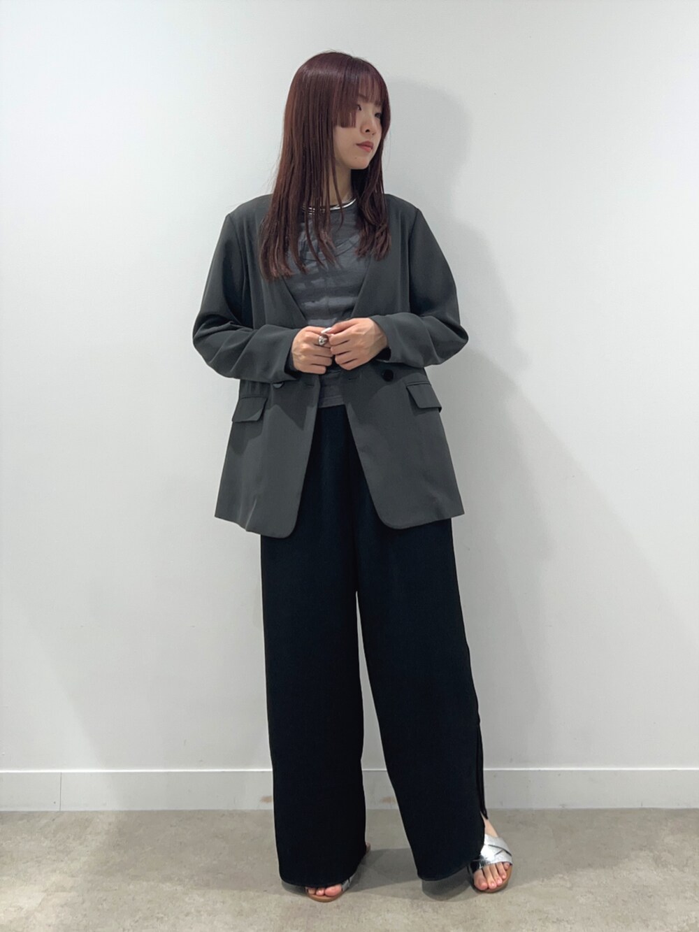グレー系のその他トップス、ブラック系のその他パンツ、グレー系のノーカラージャケットを着用したレディースの春コーディネートの2枚目の写真