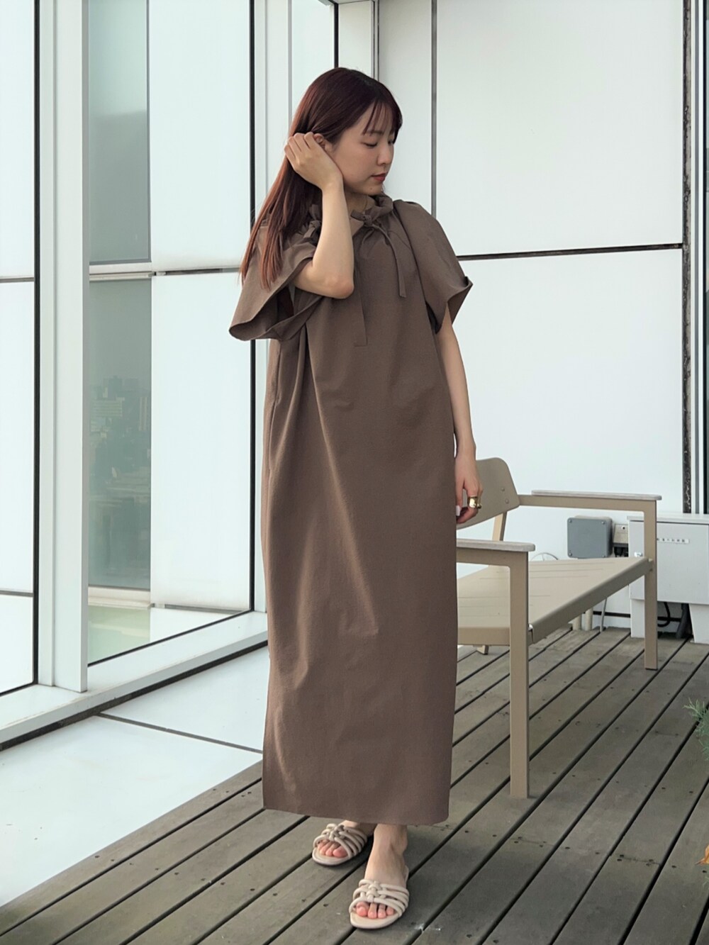 イエロー系のワンピースを着用したレディースの春コーディネートの2枚目の写真