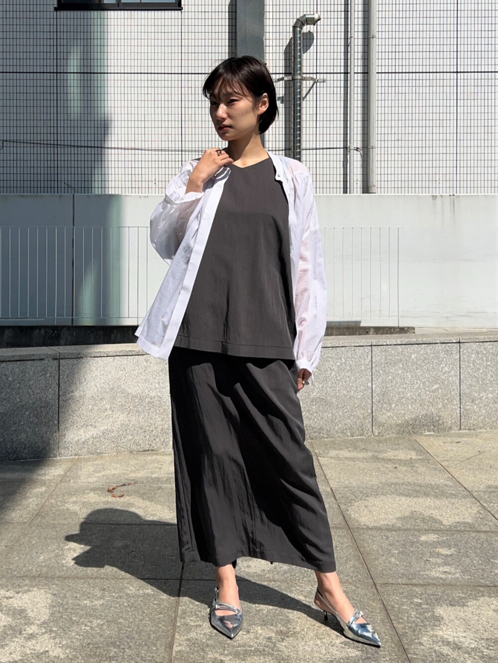 ホワイト系のシャツ/ブラウス、グレー系のシャツ/ブラウス、グレー系のスカートを着用したレディースの春コーディネートの3枚目の写真