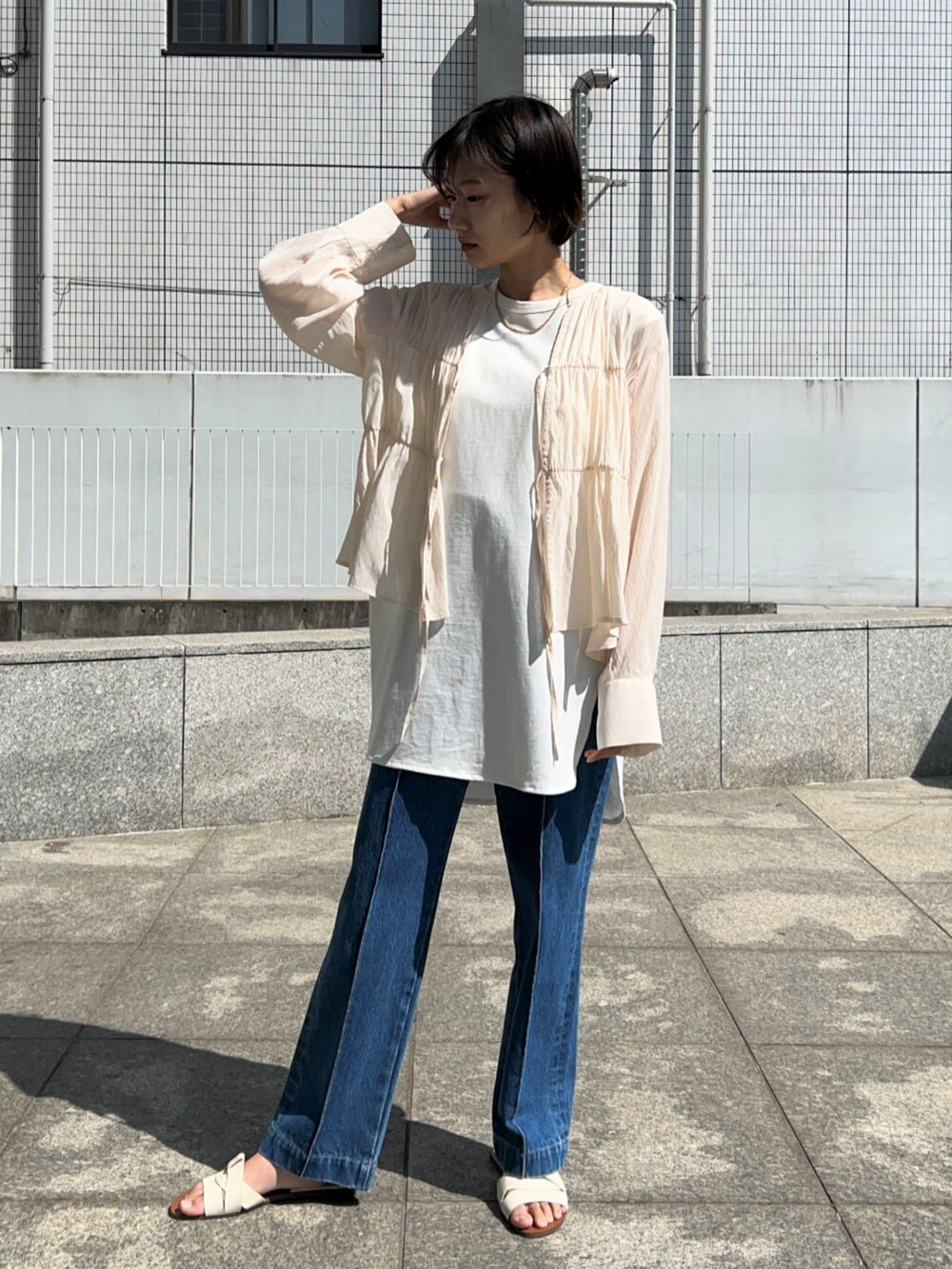 ブルー系のデニムパンツ、ホワイト系のシャツ/ブラウス、ホワイト系のTシャツ/カットソーを着用したレディースの春コーディネートの5枚目の写真