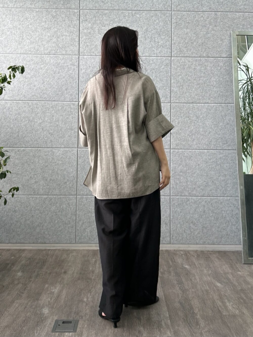 グレー系のシャツ/ブラウス、ブラック系のその他パンツを着用したレディースの春コーディネートの4枚目の写真