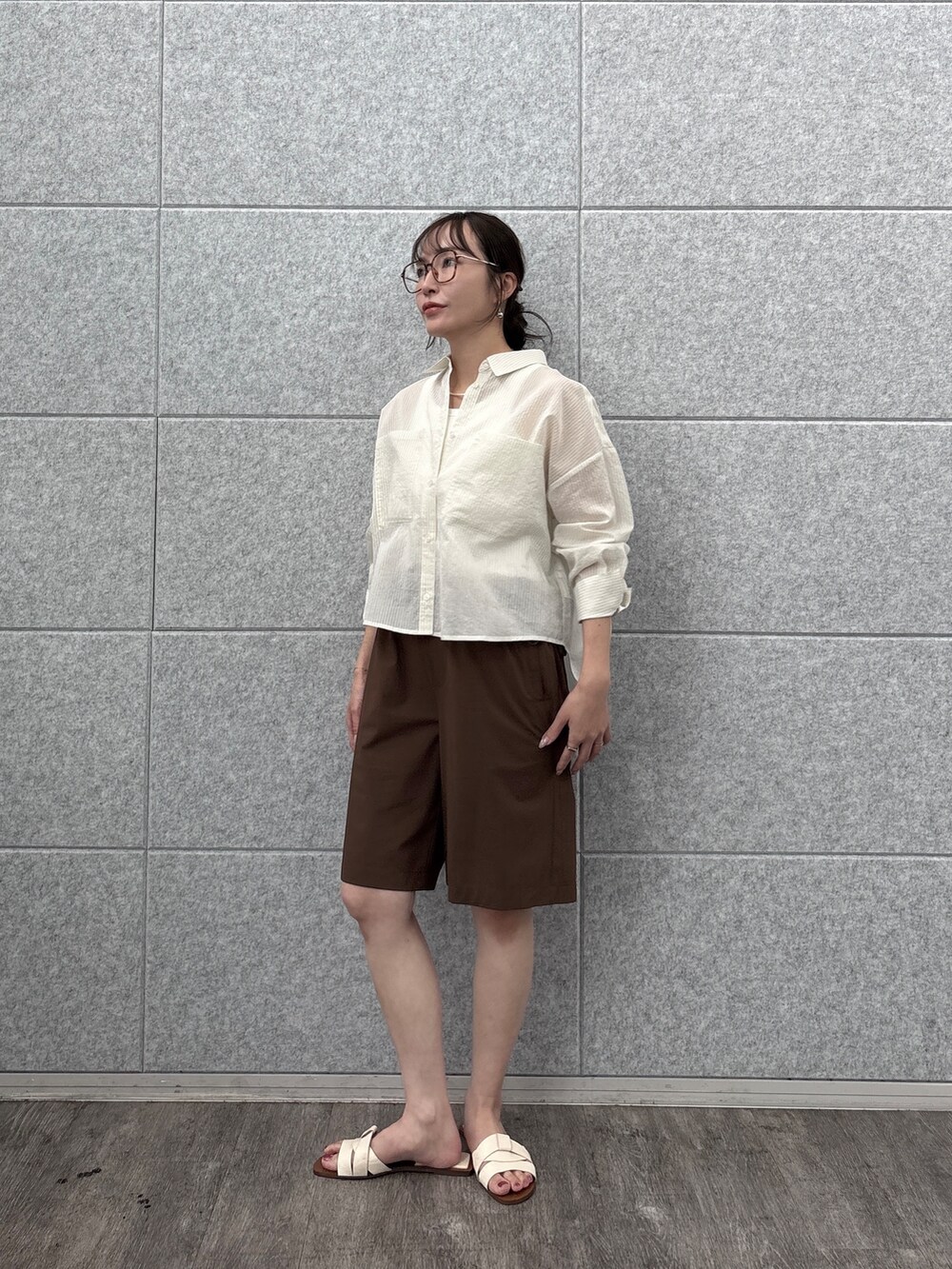 ブラウン系のその他パンツを着用したレディースの夏コーディネートの3枚目の写真
