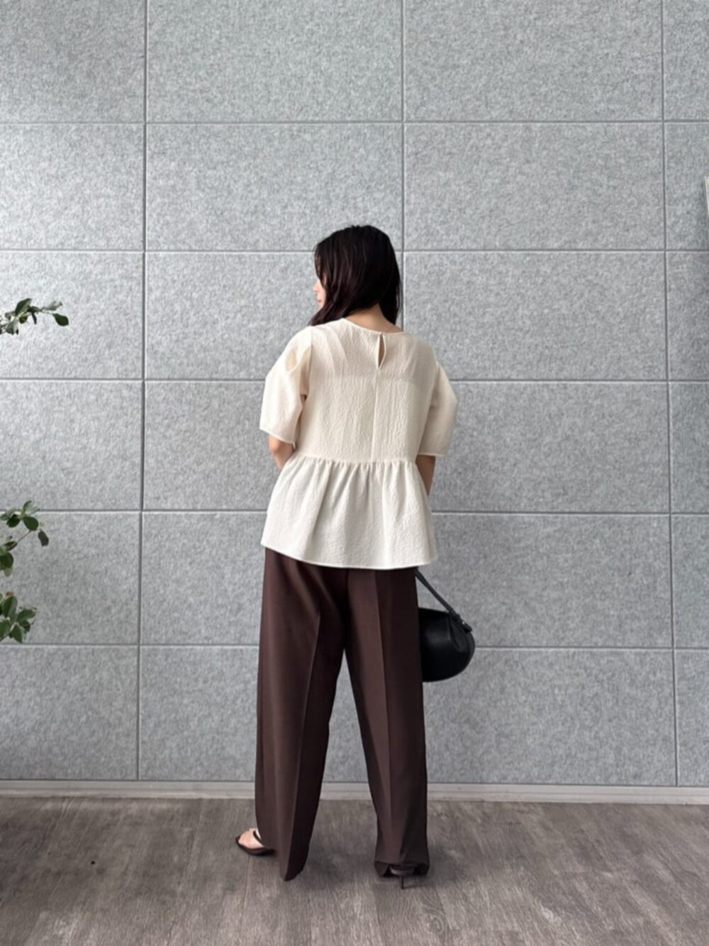 ブラウン系のその他パンツ、ホワイト系のシャツ/ブラウスを着用したレディースの夏コーディネートの3枚目の写真