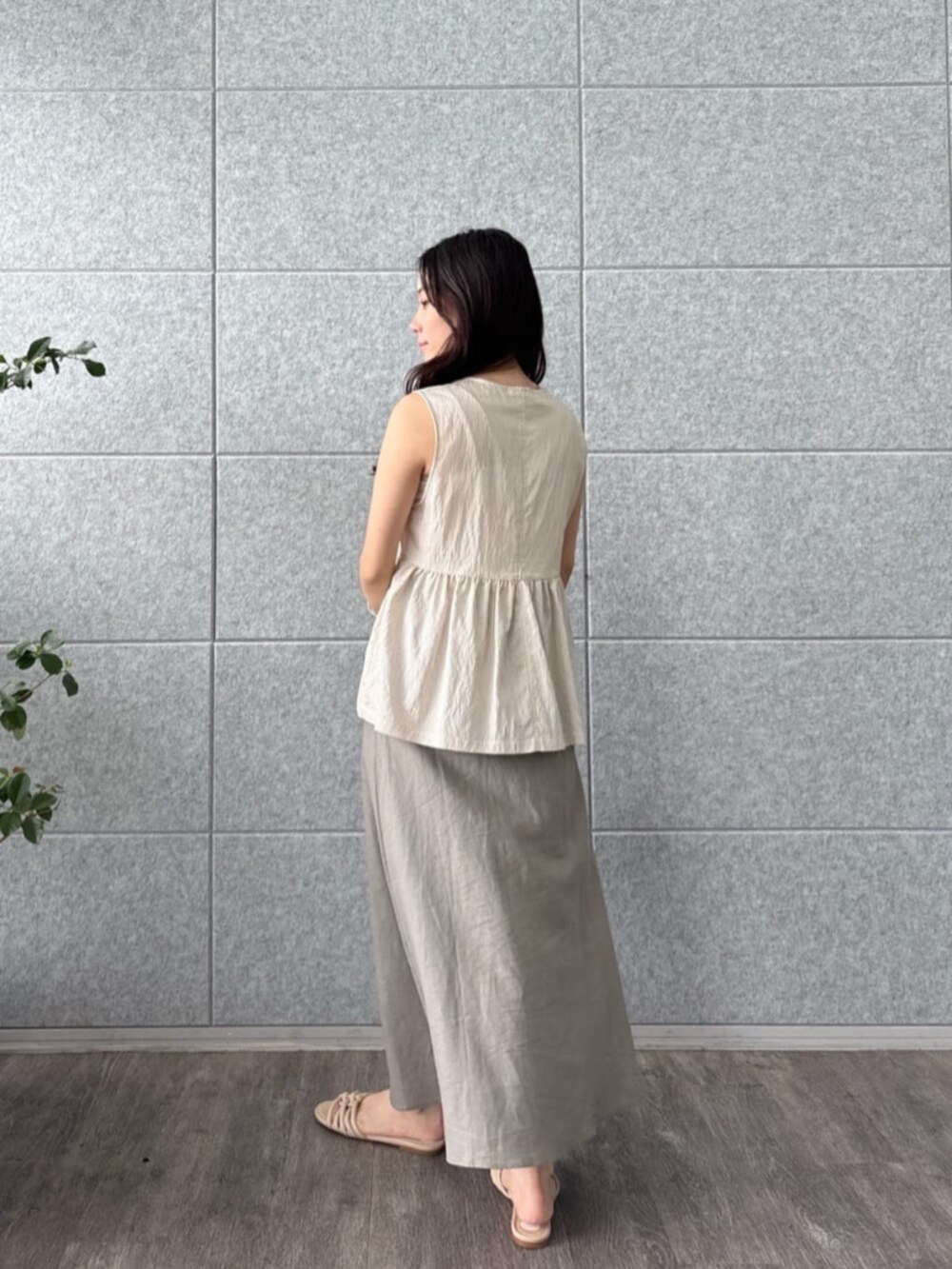 ホワイト系のタンクトップ、グリーン系のスカート、ベージュ系のシャツ/ブラウスを着用したレディースの夏コーディネートの3枚目の写真