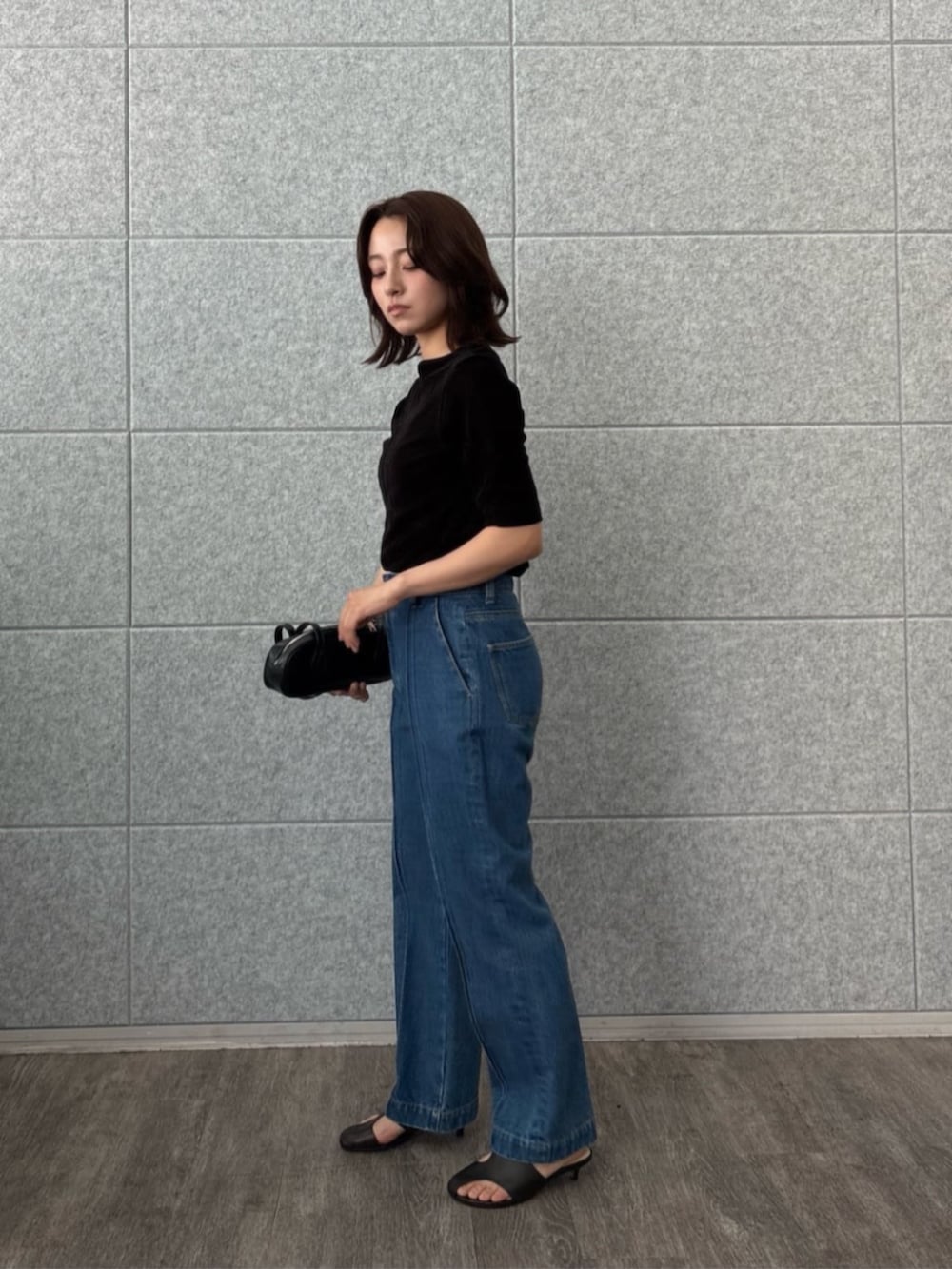 ブルー系のデニムパンツ、ブラック系のTシャツ/カットソーを着用したレディースの夏コーディネートの3枚目の写真