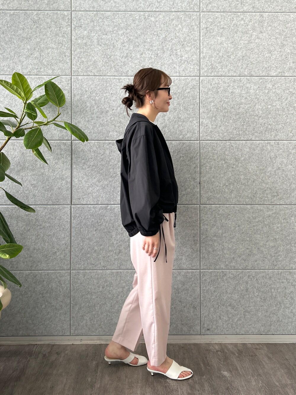 ブラック系のブルゾン、ホワイト系のTシャツ/カットソーを着用したレディースの春コーディネートの7枚目の写真