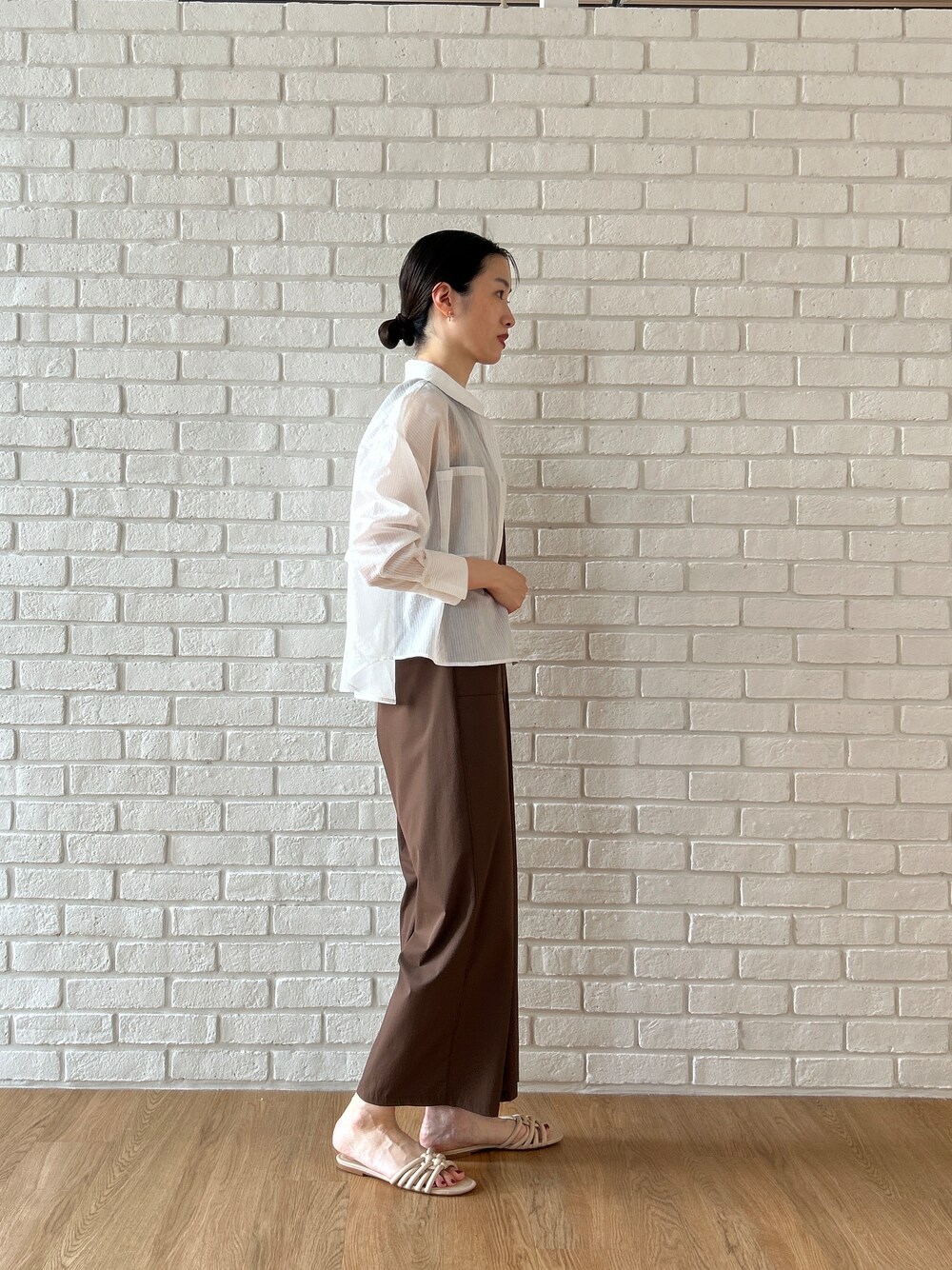 ホワイト系のシャツ/ブラウス、ブラウン系のサロペット/オーバーオールを着用したレディースの春コーディネートの4枚目の写真
