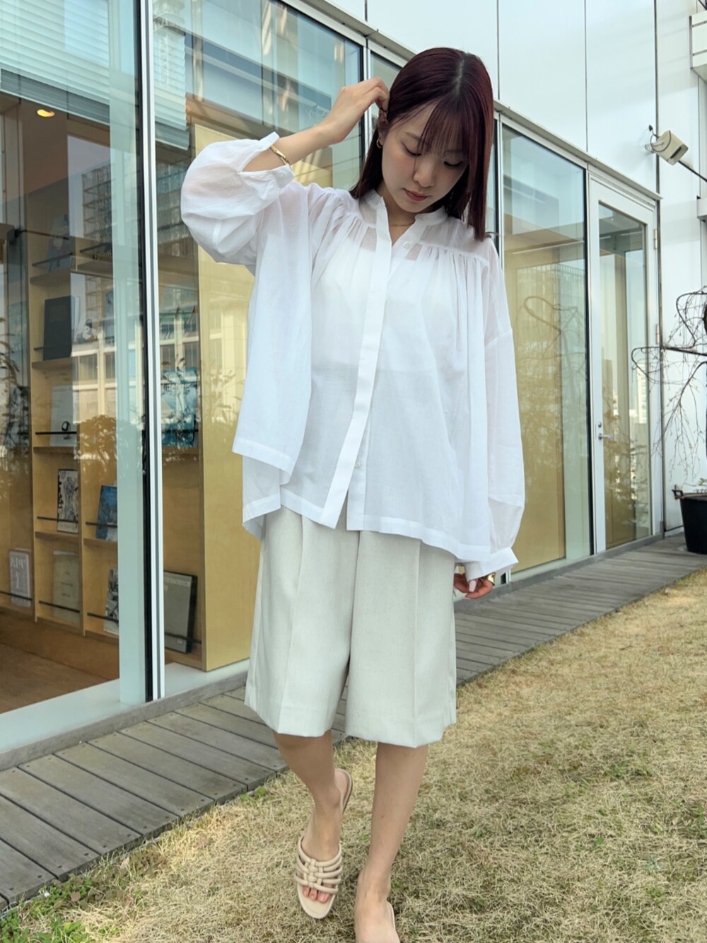 ホワイト系のタンクトップ、ホワイト系のシャツ/ブラウス、ホワイト系のその他パンツを着用したレディースの春コーディネートの5枚目の写真