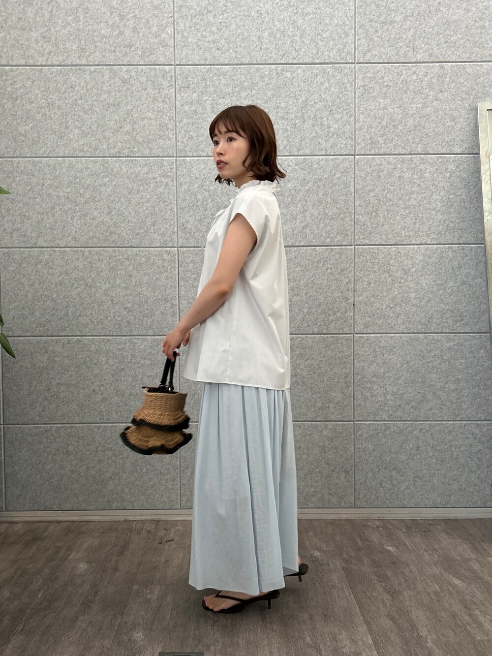 グレー系のシャツ/ブラウス、ブルー系のその他パンツを着用したレディースの夏コーディネートの4枚目の写真