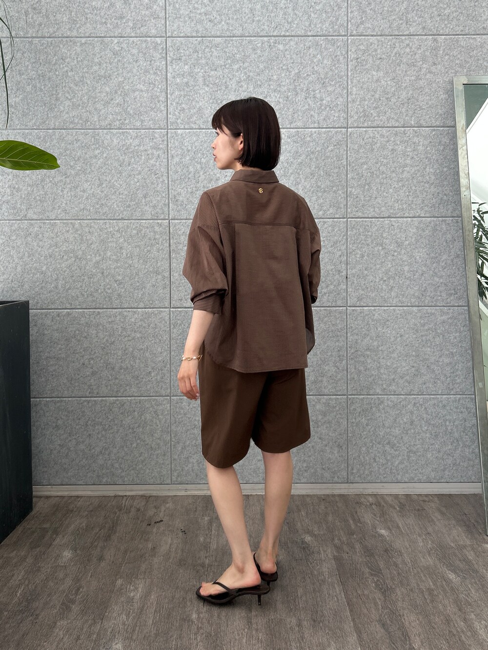ブラウン系のシャツ/ブラウス、ブラウン系のその他パンツを着用したレディースの夏コーディネートの3枚目の写真