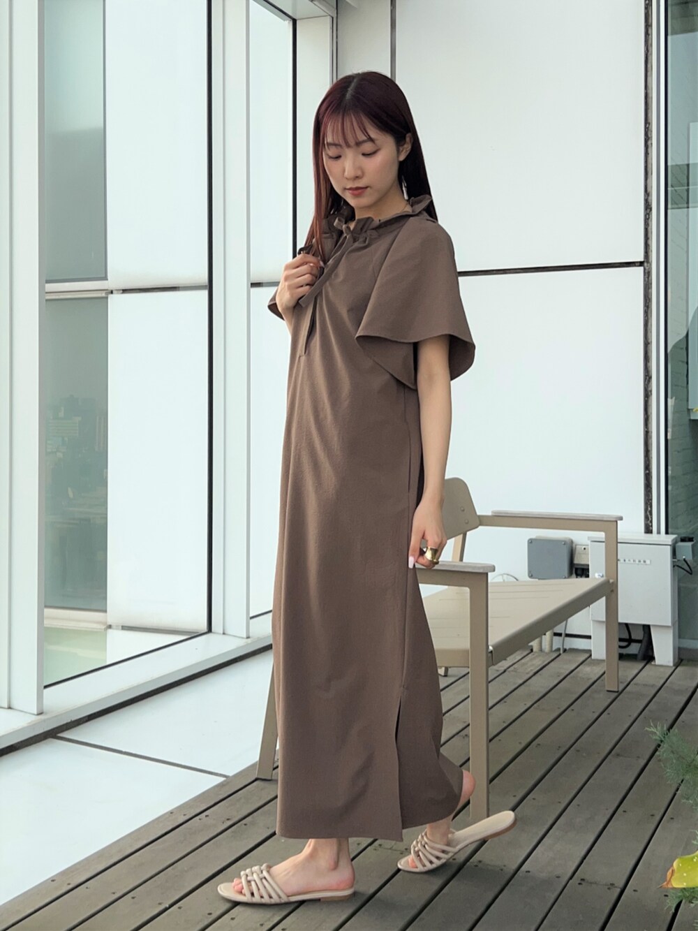 イエロー系のワンピースを着用したレディースの春コーディネートの3枚目の写真