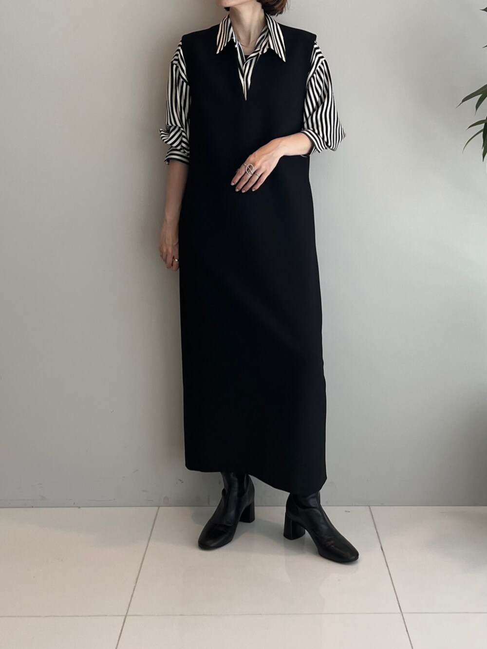 ブラック系のワンピース、ブラック系のシャツ/ブラウスを着用したレディースの秋コーディネートの2枚目の写真