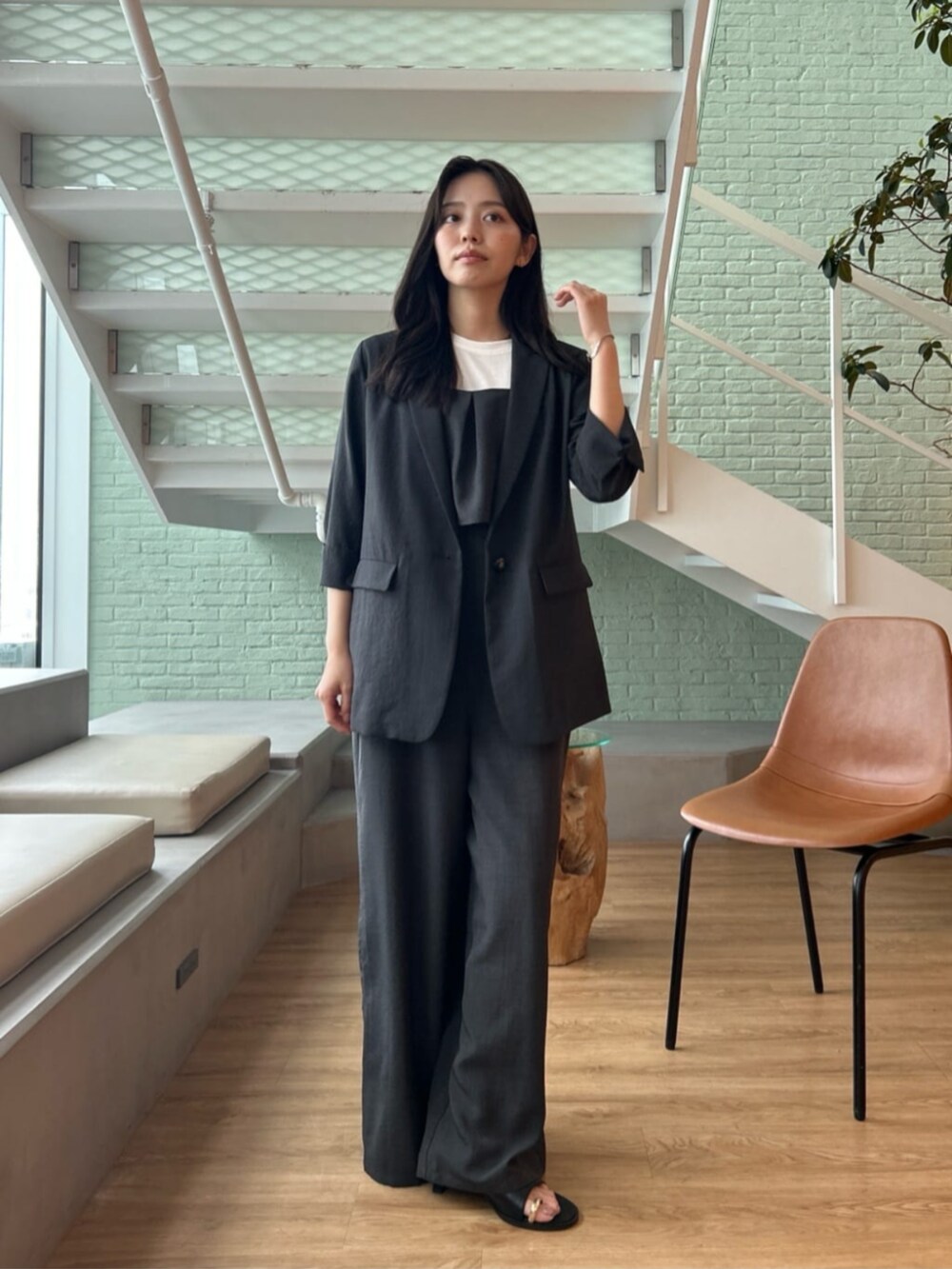 ブラック系のテーラードジャケット、ブラック系のサロペット/オーバーオールを着用したレディースの夏コーディネートの2枚目の写真