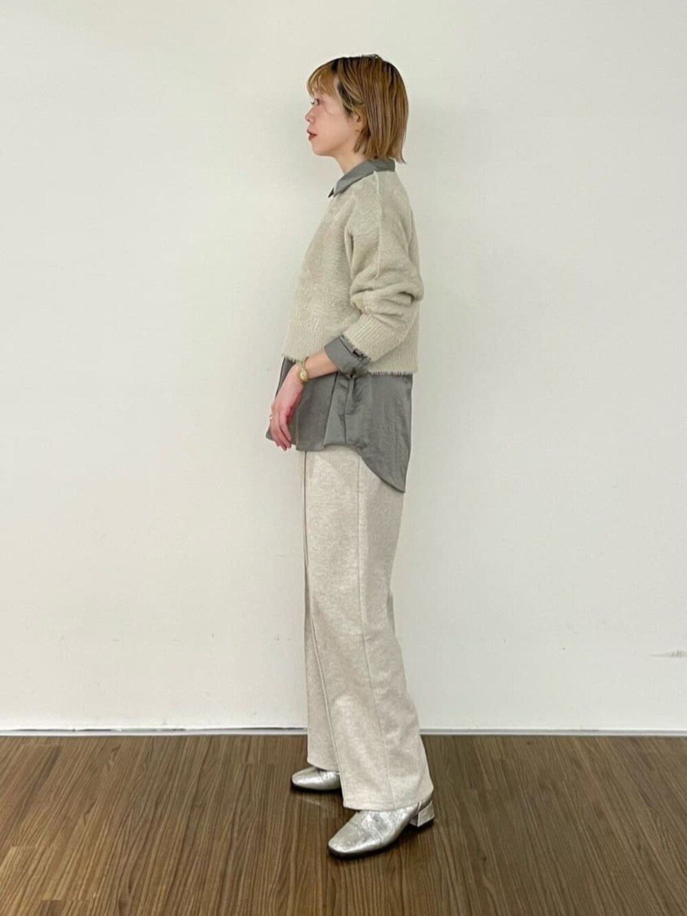 ベージュ系のその他パンツ、グレー系のニット/セーター、グレー系のシャツ/ブラウスを着用したレディースの冬コーディネートの5枚目の写真
