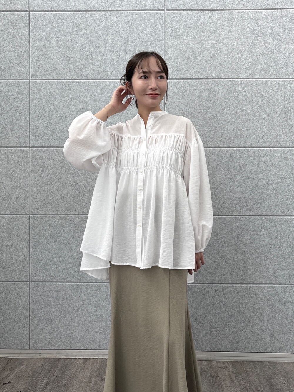 ホワイト系のシャツ/ブラウスを着用したレディースの夏コーディネートの5枚目の写真