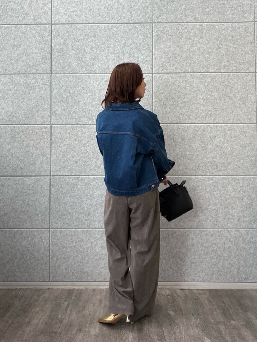 ブラック系のTシャツ/カットソー、ブルー系のデニムジャケットを着用したレディースの秋コーディネートの6枚目の写真