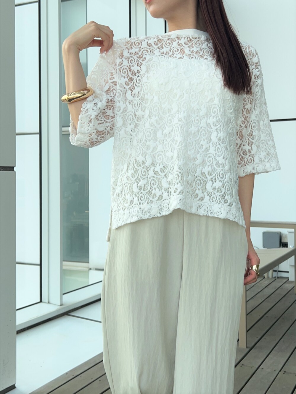 ベージュ系のその他パンツ、ホワイト系のタンクトップ、ホワイト系のTシャツ/カットソーを着用したレディースの春コーディネートの6枚目の写真