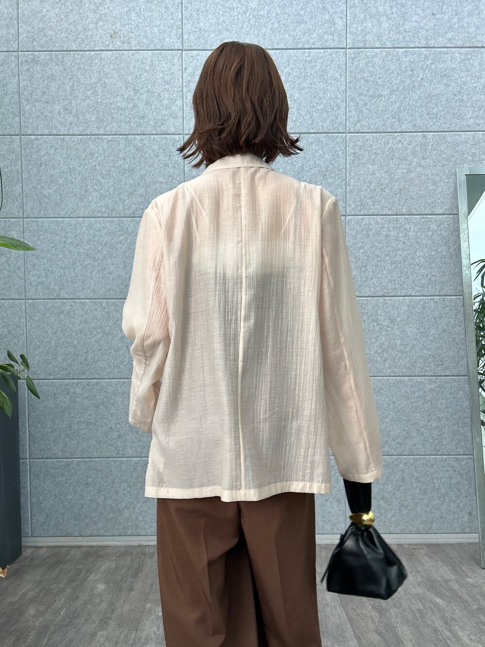 ピンク系のテーラードジャケット、ブラウン系のサロペット/オーバーオールを着用したレディースの夏コーディネートの6枚目の写真